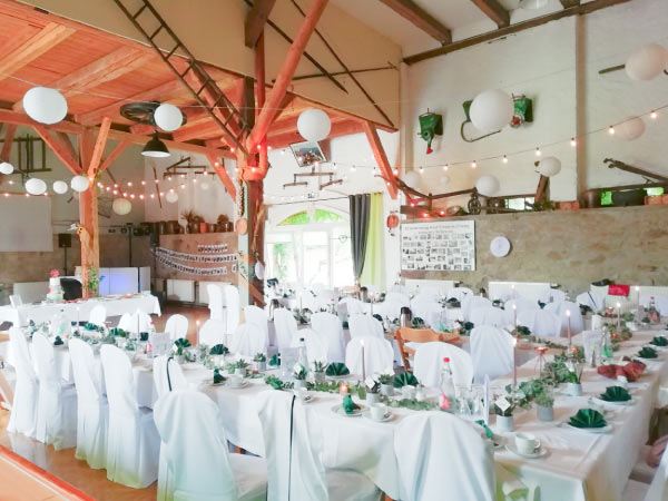 Blick in unsere Kulturtenne, fertig dekoriert zum Feiern